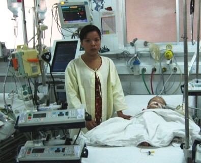 Cháu Phan Văn Bảo Nam lúc còn cấp cứu tại bệnh viện